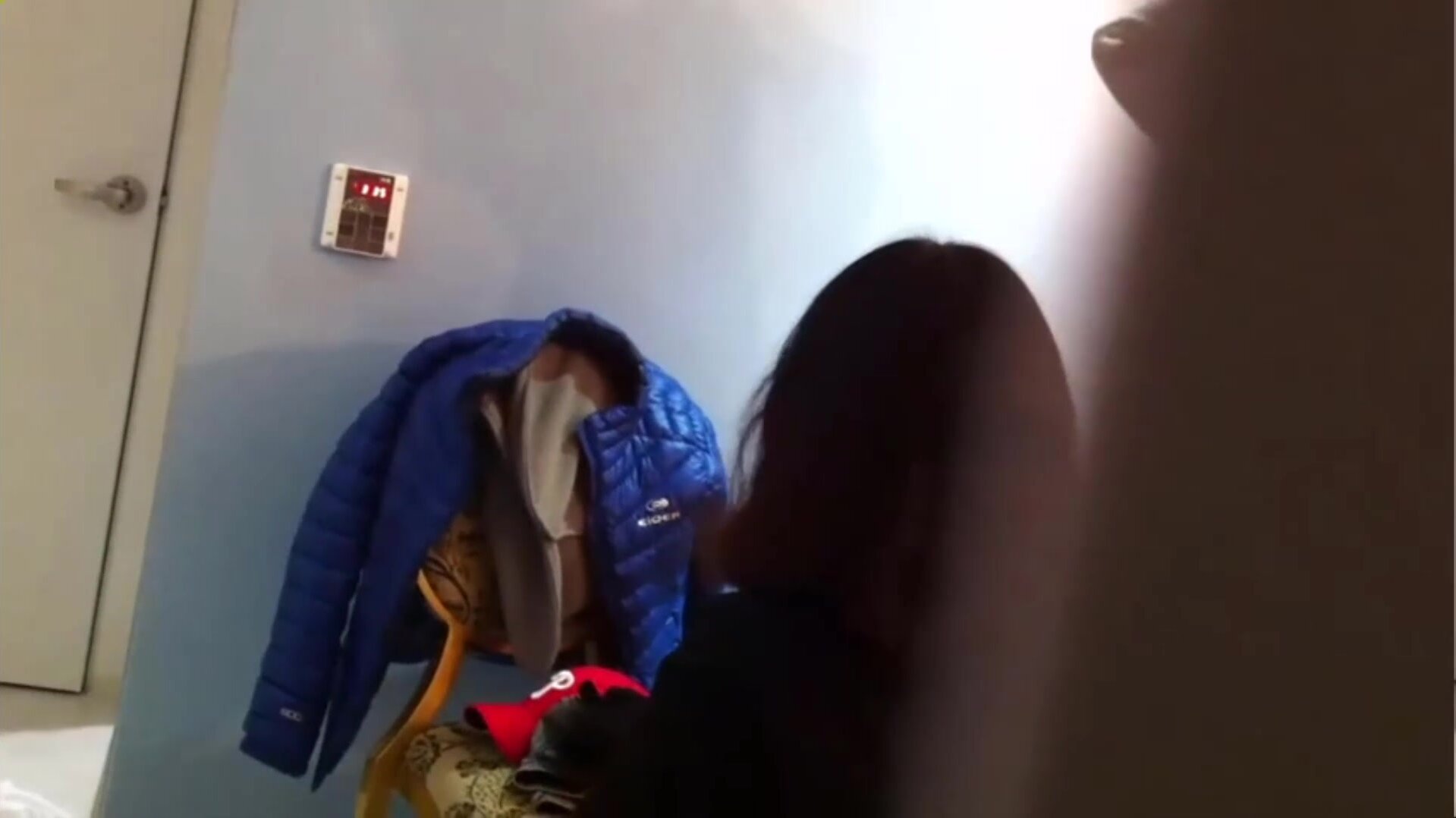 被操的时候被躲在旁边的室友全程偷拍！